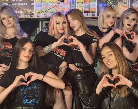 Dzień Kobiet w Potoku Tany, Karaoke, Kwiaty