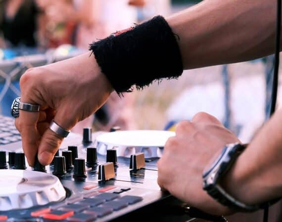 Muzyczne lato w Służewskim DK / potańcówka z DJ-em