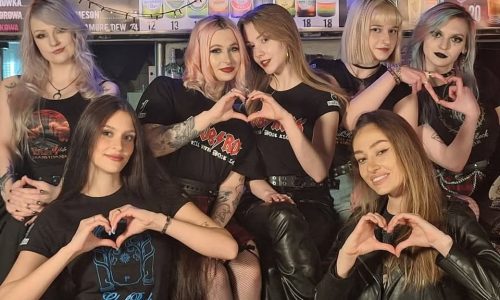 Dzień Kobiet w Potoku Tany, Karaoke, Kwiaty