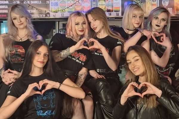 Dzień Kobiet w Potoku Tany, Karaoke, Kwiaty