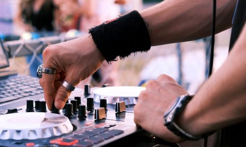 Muzyczne lato w Służewskim DK / potańcówka z DJ-em